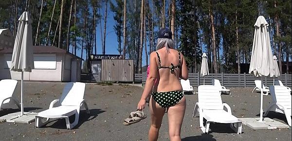  Juicy booty in shorts goes outdoors, changes clothes in a public booth on the beach, bathes and sunbathes. Fetish with peeping.